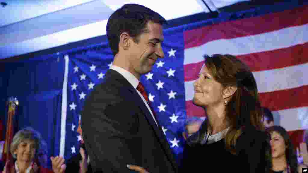 Le candidat républicain de l&rsquo;Arkansas Tom coton embrasse sa femme Anna lors de la soirée électorale de son parti à North Little Rock, Arkansas, le 4 novembre 2014. Coton a battu le sénateur sortant Mark Pryor à l&rsquo;élection de mardi. 