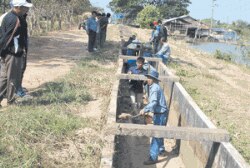 ການສ້ອມແປງຮ່ອງຊົນລະປະທານຄືນພາຍຫລັງຖືກນໍ້າຖ້ວມໃນ ປີກາຍນີ້