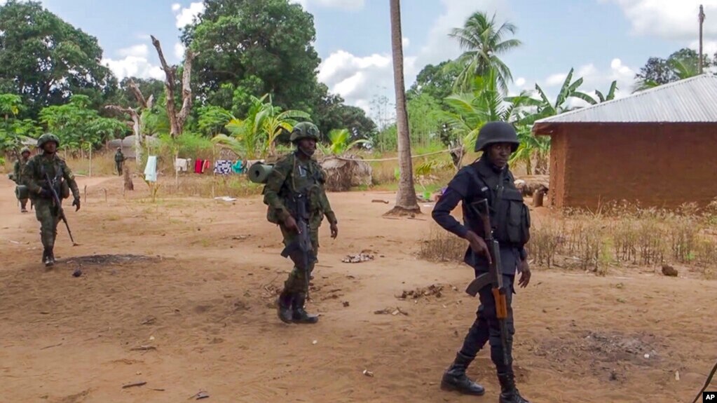 Des soldats rwandais patrouillent dans le village de Mute, dans la province de Cabo Delgado, au Mozambique, le 9 août 2021, sur cette image tirée d'une vidéo.