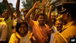 سری لنکا کے برطرف وزیر اعظم رانیل وکرما سنگھے کے حامی سپریم کورٹ سے حق میں فیصلہ آنے پر خوشی کا اظہار کر رہے ہیں۔ 13 نومبر 2018