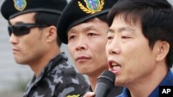 한국의 탈북자 단체 자유북한운동연합의 박상학 대표(맨 오른쪽)가 지난 9월 대북전단 살포에 앞서 발언하고 있다. (자료사진)