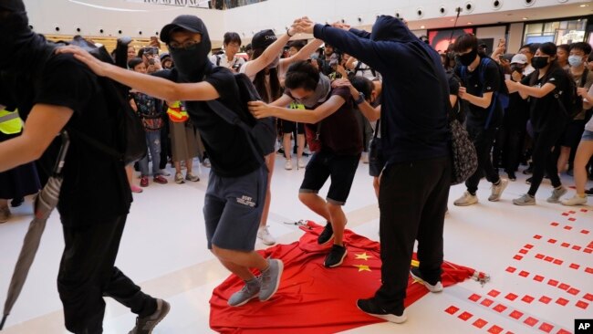 香港抗议者踩踏中国国旗。(2019年9月22日)