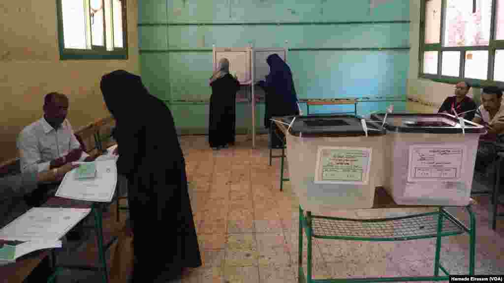 Some observers are cautioning a low turnout at the polls, based on low turnout during the 2014 presidential elections. Photo taken at polling station in Giza, Egypt, Oct. 18, 2015.