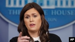 Juru bicara Gedung Putih, Sara Huckabee Sanders berbicara pada sebuah briefing reguler di Gedung Putih, Selasa (27/2).