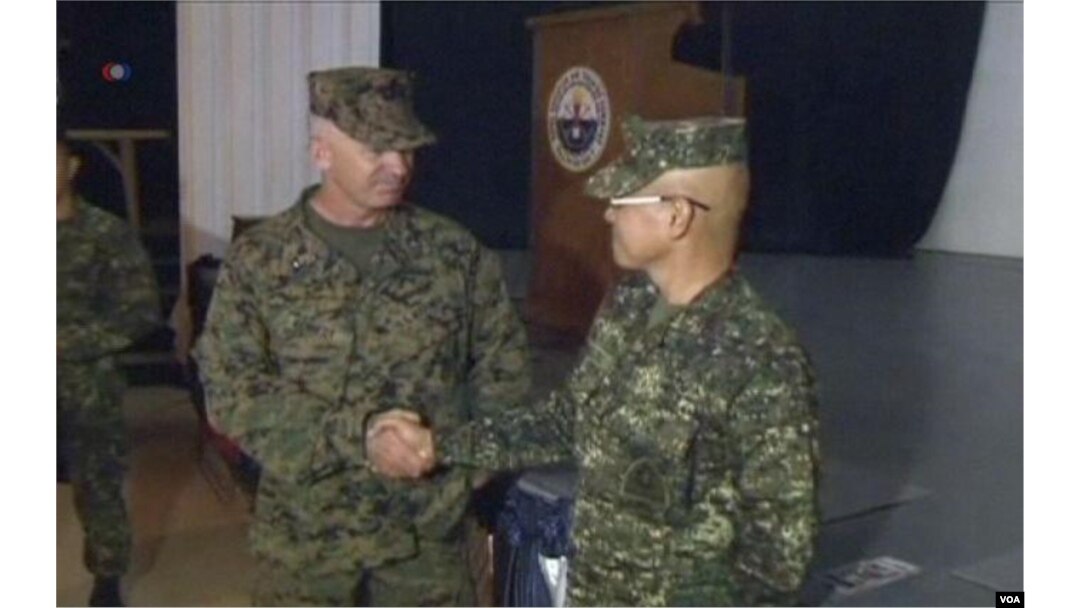 美國海軍陸戰隊准將肯尼迪(左)和菲律賓軍演指揮官瓦爾迪茲(右)將軍對軍演發表講話。(視頻截圖)