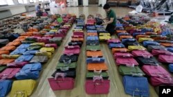 지난해 6월 한국 서울 중부 경찰청에서 압수한 약 400여개의 위조 가방을 수색하고 있다.