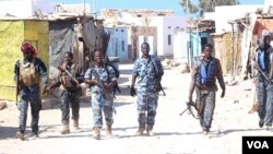 Beberapa tentara melakokan patroli di kawasan Puntland (foto: dok).