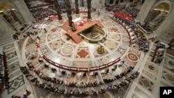 14일 프란치스코 교황(중앙)이 바티칸 성베드로 대성당에서 열린 20쌍 커플의 집단 결혼식 주례사를 하고 있다.