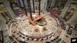 Paus Fransiskus hari Minggu (14/9) menikahkan 20 pasangan yang hubungannya dari sudut pandang tradisional dianggap berdosa.