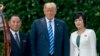 Thương thuyết gia của Triều Tiên, Kim Yong Chol (trái), và Tổng thống Mỹ Donald Trump (giữa).