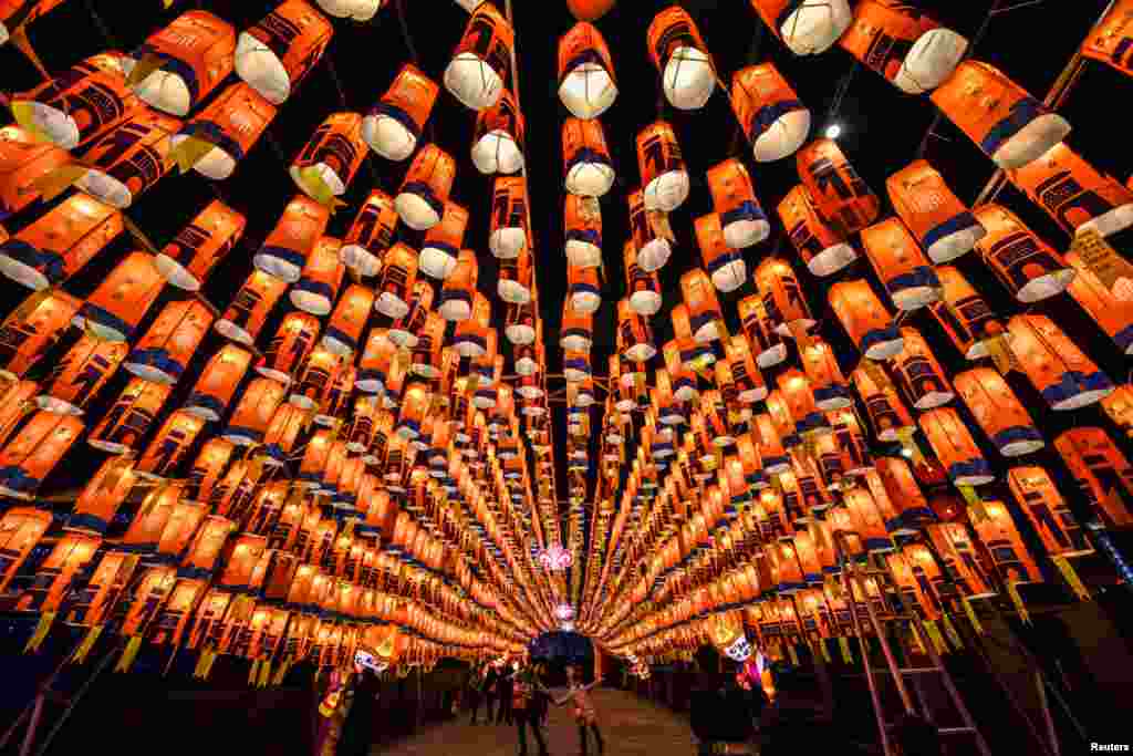 중국&nbsp;산시성 시안에서 중국 음력설을 기념해 달아 놓은 전등 아래로 시민들이 걷고 있다.