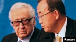 Utusan khusus PBB untuk Suriah Lakhdar Brahimi berbicara dengan Sekjen PBB Ban Ki-moon (kanan) dalam jumpa pers usai pembicaraan damai di Montreux (22/1).