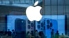 Warga melihat perangkat seluler iPhone 13 terbaru di Apple Store di Beijing, China, 28 September 2021. (Foto: AP)