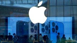 Warga melihat perangkat seluler iPhone 13 terbaru di Apple Store di Beijing, China, 28 September 2021. (Foto: AP)