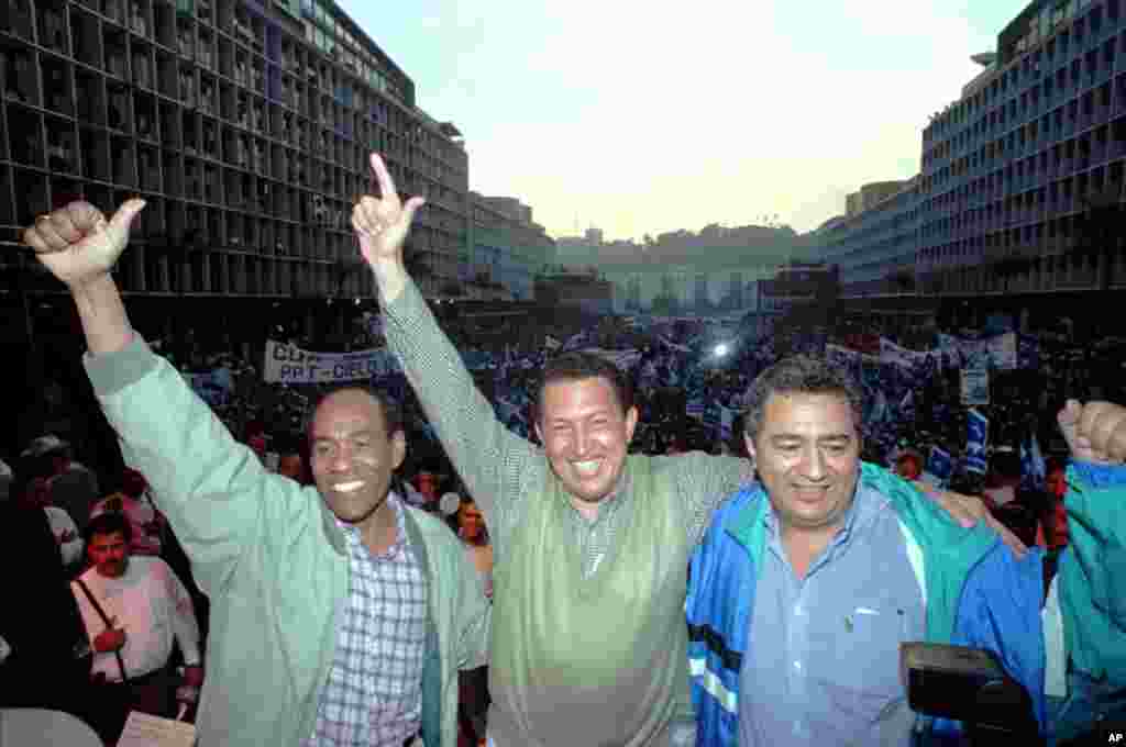 Hugo Chavez (ortada), Aristobulo Izturi (solda) ve Pablo Medina&#39;yla bir miting sonrasında bir arada. (24 Nisan 1998)