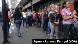 Los venezolanos se ven forzados a hacer hora de cola para poder comprar los alimentos básicos.