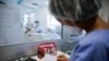 Ola de ómicron manda al hospital a personas no vacunadas en Brasil