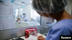 La variante ómicron ha enviado al hospital a más pacientes en Brasil, tal como ha ocurrido en otros lugares de la región, las personas no inmunizadas son las más vulnerables.