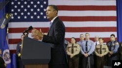 Barack Obama habla sobre control de armas en el Centro de Operaciones Especiales de la policía de Minneapolis. 