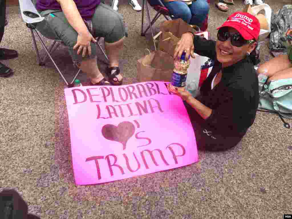 Migrantes de América Latina expresan todo tipo de mensajes a Donald Trump previo a su visita a Arizona.