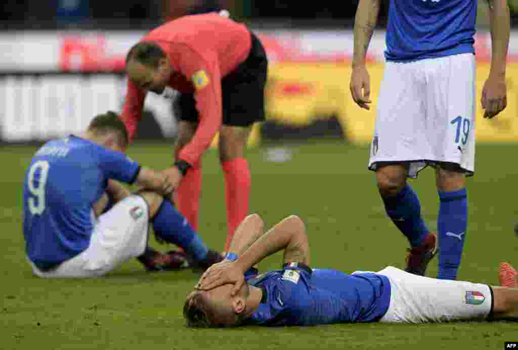 L&#39;attaquant italien Ciro réagit à la fin du match de qualification de la Coupe du monde de la Fifa 2018 entre l&#39;Italie et la Suède, le 13 novembre 2017 au stade San Siro de Milan.