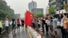 资料照片：在缅甸仰光举行的反对中国的示威活动中，反政变抗议者举着一面中国国旗，准备将其焚烧。（2021年4月5日）