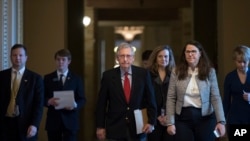 Pemimpin Mayoritas Senat Mitch McConnell, berjalan ke ruangan pada hari pertama penutupan operasi pemerintah setelah Senat yang bertikai menolak usulan anggaran pada Jumat (19/1) malam, di Capitol, Washington, 20 Januari 2018.