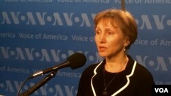Bà Marina Litvinenko phát biểu tại trụ sở của Đài Tiếng nói Hoa Kỳ ở thủ đô Washington.