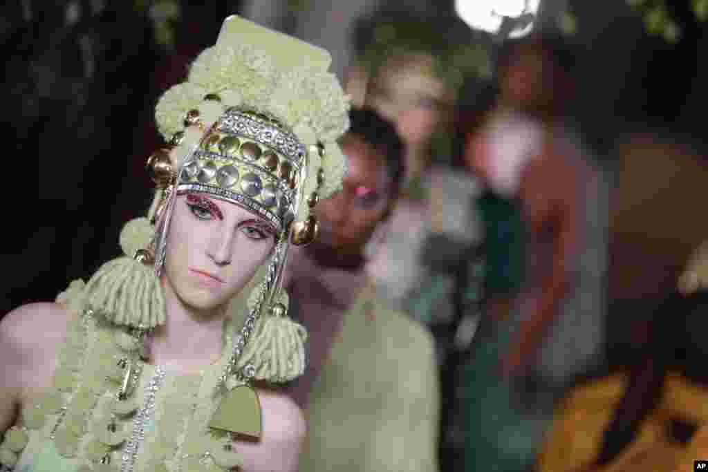 یک مدل در لباس برند ایتالیایی والنتینو در نمایش لباس&zwnj;های منتخب برای پائیز و زمستان ۲۰۲۰، در هفته مد پاریس