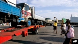 FILE - Trucks laden with goods headed for Zimbabwe are seen near the Beitbride border post between South Africa and Zimbabwe, in Musina, South Africa, March 28, 2008. The African Union aims to increase intra-African trade by 2022.