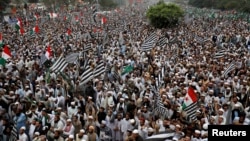 ده ها هزار حامی احزاب مخالف حکومت پاکستان در اعتراضات ضد حکومتی در اسلام آباد جمع شده اند.