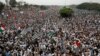 Pendukung partai keagamaan dan politik Jamiat Ulema-i-Islam-Fazal (JUI-F) mengibarkan bendera dan meneriakkan slogan-slogan selama Azadi March untuk memprotes pemerintah Perdana Menteri Imran Khan di Islamabad, Pakistan 1 November 2019. (Foto: Reuters/Akhtar Soomro)