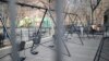 Prazne ljuljaške u parku, u blizini škole u Njujorku (Foto: AP/John Minchillo)