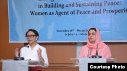 Menteri Luar Negeri Indonesia Retno Marsudi dan Menteri Informasi dan Kebudayaan Afganistan Hasina Safi dalam jumpa pers di Jakarta, Jumat (29/11). (Foto courtesy: KemenluRI)
