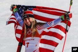 2018 평창동계올림픽 알파인 스키 여자 대회전에서 금메달을 획득한 미국의 미케일라 시프린 선수가 성조기를 펼쳐들고 있다.