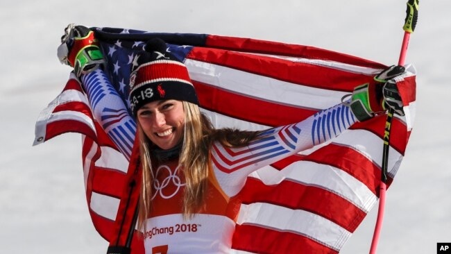 Mikaela Shiffrin, de EE.UU. celebra su medalla de oro eslalon gigante en los Juegos Olímpicos de PeyongChang, Corea del Sur, el jueves, 15 de febrero de 2018.
