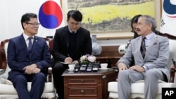 南韓統一部長官金尹哲（左）在首爾會晤美國駐韓大使哈里斯。（2019年4月16日資料照）