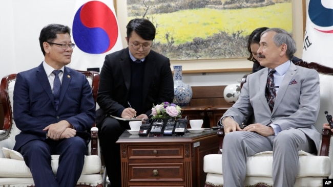 韩国统一部长官金尹哲(左)在首尔会晤美国驻韩大使哈里斯。(2019年4月16日)