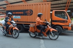 Pak pos mengantar surat dan paket ke seluruh pelanggan di Jakarta, 24 September 2013. (Foto: dok).