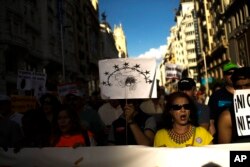 People shout slogans during a protest demanding the Spanish government fulfill its pledge to give shelter to refugees, in Madrid, June 17, 2017.