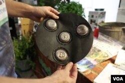 An exhibitor displays a Seedsheet product at the Food Loves Tech event in Brooklyn, Nov. 3, 2017. (T. Trinh/VOA)