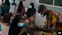 Seorang petugas kesehatan tengan memberikan vaksin COVID-19 Johnson & Johnson Rumah Sakit Ibu dan Anak Bundung di wilayah Serrekunda, Gambia, pada 23 September 2021. (Foto: AP/Leo Correa)