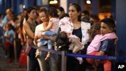 Miles de venezolanos libran una carrera contra el tiempo para ingresar a Perú poco antes del endurecimiento de las reglas migratorias que exigirán pasaporte y visa humanitaria.