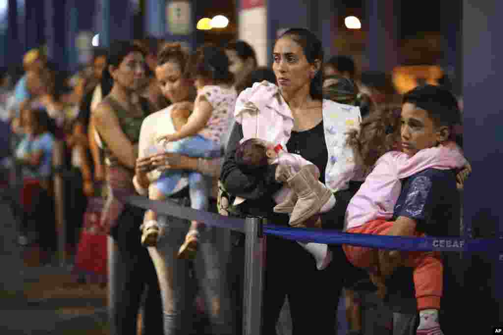 زنان و کودکان ونزوئلایی در صف برای اعلام پناهندگی به کشور پرو. شرایط وحشتناک اقتصادی آنها را از ونزوئلا فراری داده است.