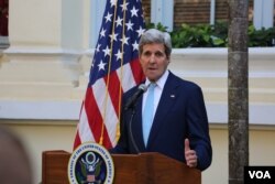 លោក John Kerry រដ្ឋមន្រ្តីក្រសួងការបរទេសសហរដ្ឋអាមេរិក ផ្តល់សន្និសីទសារព័ត៌មាន (Press Statement) អំពីដំណើរទស្សនកិច្ចរបស់លោកមកកាន់ប្រទេសកម្ពុជា នៅសណ្ឋាគារ Raffle Le Royal នៅថ្ងៃទី២៦ ខែមករា ឆ្នាំ២០១៦។ (នូវ ពៅលក្ខិណា/VOA)