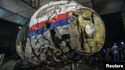 Rekonstruksi pesawat Malaysia Airlines MH17 yang jatuh karena ditembak oleh milisi yang didukung Rusia, di wilayah udara Ukraina. (Foto: Reuters)