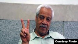 Hashem Khastar, an Iranian teachers union leader based in Mashhad, makes a victory gesture in this undated photo. His wife told VOA that security personnel detained him near Mashhad on Oct. 23, 2018, and sent him to a hospital for a purported mental illness.