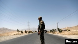 افغان فورسز کا ایک اہلکار صوبہ وردک سے گزرنے والی مرکزی شاہراہ پر تعینات ہے۔ (فائل فوٹو)