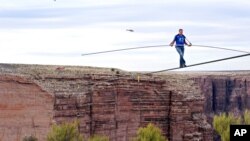 Nik Wallenda lập kỷ lục đi dây qua hẻm núi Grand Canyon