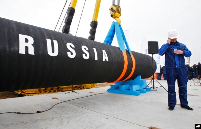 Dimulainya konstruksi pipa Nord Stream di Teluk Portovaya sekitar 170 km barat laut dari St. Petersburg, Rusia. (Foto: AP)